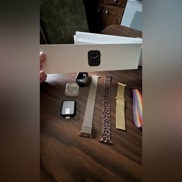 Apple Watch-6 Series 44MM Gold - Picture 7 of 13